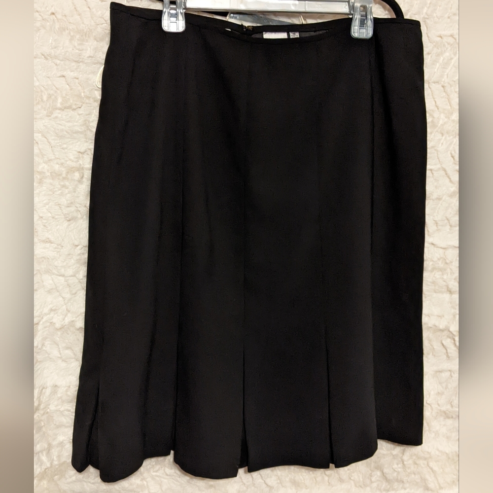 Size 16 black Kasper lined skirt